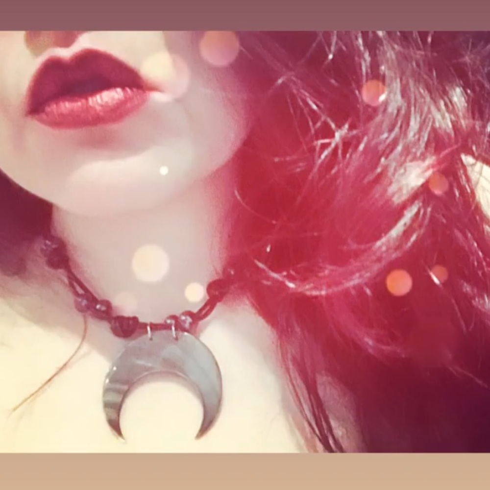 Mother of pearl moon black pearl leather choker - Picture 2 of 8
